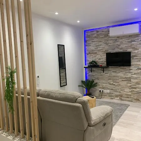 Maylou11 Apartment